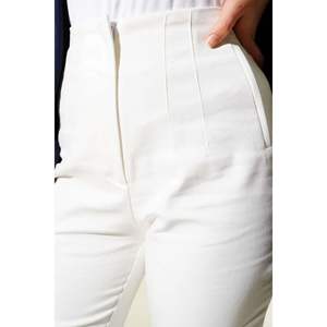 Pantalon skinny à fléchettes écru pour femme, tissu en mousseline de soie respirant avec techniques froissées pour les styles cargo et évasés de bureau - Product Image 1