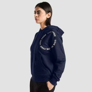Sudadera con Capucha Regular Live Free Navy, Tejido Transpirable, Estilo Casual para Otoño - Product Image 1