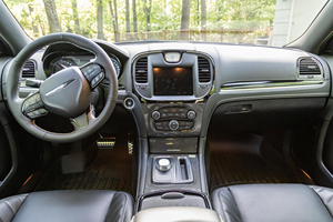 2023 300C AWD Faible kilométrage Turbo Cuir R18 Berline Boîte de vitesses automatique Direction à gauche Essence/Gaz 8 cylindres Panoramique - Product Image 2