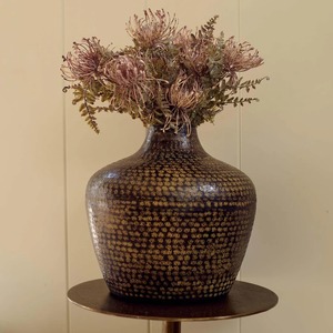 Vase à fleurs au design Art Déco texturé en aluminium tendance, avec taille et logo personnalisables, pour la décoration de la maison, du jardin, des mariages et des fêtes - Product Image 1