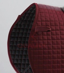 Manta de silla de montar inglesa suave y transpirable, fabricada con capas acolchadas duraderas que garantizan un flujo de aire refrescante y un soporte constante. - Product Image 6