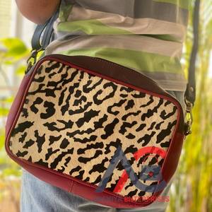 ใหม่รีไซเคิลหนังCrossbodyกระเป๋าHandcraftedผู้หญิงพิมพ์สัตว์ขนสัตว์Stubbyสีกระเป๋ารีไซเคิลGeniuneหนังไหล่กระเป๋า - Product Image 1