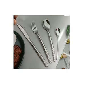 Ensemble de couverts en acier inoxydable fait à la main, conçu pour une utilisation quotidienne durable et pour compléter votre vaisselle élégante - Product Image 4