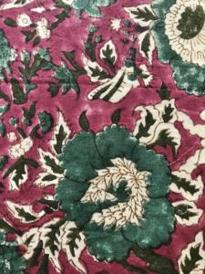 Tela de Algodón Estampada a Mano con Diseño Floral Tradicional Indio Mughal en Magenta y Verde Azulado - Product Image 2