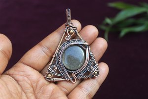 Pendentif en obsidienne dorée Triangle en fil de cuivre enroulé à la main Bijoux en pierres précieuses Cadeau élégant pour elle - Product Image 5