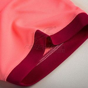 Maillot de football personnalisé pour hommes avec tissu respirant et logo d'équipe ensemble d'uniformes de football pour jeunes - Product Image 2