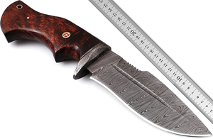 Couteau de chasse en acier Damas de haute qualité avec manche en bois OEM personnalisable avec clip Damas et gaine en cuir - Product Image 5