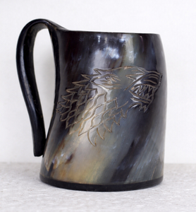 Mug en corne naturelle artisanal simple avec couvercle en bambou, réutilisable, forme personnalisée, grand verre à bière, miad ou vin pour service de table - Product Image 6