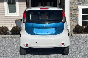 2012 I-M l E V AWD Sedán con Batería de Litio, Neumáticos R18, Doble Tracción y Asientos de Cuero - Product Image 5