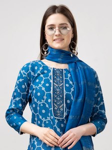 La mayoría escogida para la Oficina y los días informales usan estilo cultural indio bajo presupuesto buena calidad tela de rayón elegante Kurti con tamaño disponible - Product Image 3