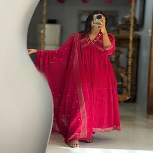 Conjunto de Traje de Algodón Puro VASTRA COTTAGE para Mujer con Top Estampado en el Cuello Hecho a Mano, Pantalón y Dupatta, Conjunto Étnico Cómodo para Uso Diario - Product Image 1