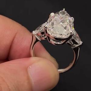 Anillo de Tres Piedras con Diamantes de Laboratorio Certificados por IGI, 10.00ctw, DEF VVSVS, con Corte de Pera - Product Image 2