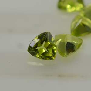 Trillion Cut Peridot Gemstone Tamaño calibrado Todos Los tamaños disponibles Corte facetado Peridot natural Piedra natal Piedra para la fabricación de joyas - Product Image 6