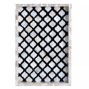 Plateau en nacre marocain noir et blanc de haute qualité en métal et résine de taille personnalisée Artware indien pour servir à de nombreuses fins - Product Image 1