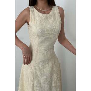 Robe longue blanc cassé avec détail en forme de coupelle. - Ecru - Product Image 3