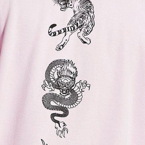 ชุดวอร์มผ้าฝ้ายสีชมพู คอกลม แขนยาว พิมพ์ลายมังกรและเสือ โลโก้ ทรงปกติ สำหรับผู้ชาย สไตล์สตรีทแวร์ ฤดูหนาว ดีไซน์ 2 in 1 ยางยืด - Product Image 5