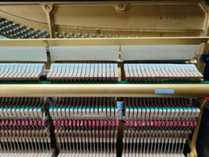 Piano Vertical Acústico Yamaha UX Negro para Músicos Profesionales, Piano Japonés de Segunda Mano, Madera Maciza, 88 Teclas - Product Image 3