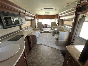 Autocaravana Usada en Excelentes Condiciones, Modelo T-H-O-R M-O-T-O-R 31V 2010, Alto Rendimiento, 36 pies de Largo, 2000 kg de Carga Útil, Acero Inoxidable Oscuro, Plegable - Product Image 2