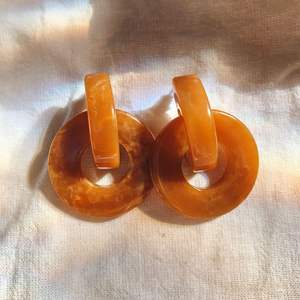 ต่างหูอะคริลิคทรงกลมทำมือสำหรับผู้หญิง หลากสี ทำจากเรซิ่น สไตล์วินเทจ เครื่องประดับแฟชั่นสั่งทำพิเศษ งานฝีมือเรซิ่นจากอินเดีย - Product Image 1