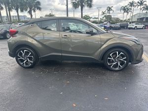 รถยนต์โตโยต้า ซีเอชอาร์ ปี 2021 รถเอสยูวี เกียร์อัตโนมัติ/ธรรมดา ภายในหุ้มหนังสีเข้ม เครื่องยนต์ 4 ลิตร/8 ลิตร ยาง R16 พวงมาลัยซ้าย ตัวเลือกเครื่องยนต์เบนซิน/ไฟฟ้า - Product Image 4