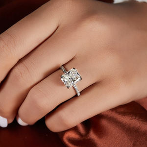5 Carat Radiant Cut Moissanite Bague en diamant pour fille Pave Band Bague de fiançailles Plaqué or blanc Argent Élégant Pièce de déclaration - Product Image 1