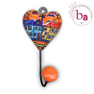 Crochet de manteau mural élégant en céramique fabriqué à la main en forme de cœur, cintre pour porte-clés, design floral bleu orange durable, produit élégant - Product Image 1