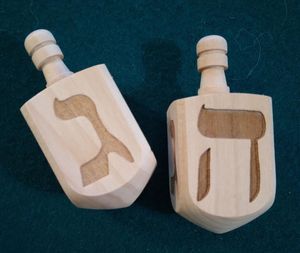 Juego de Dreidel de Madera para Hanukkah con Grabado Hebreo de la Estrella de David, Personalizado con el Año, Juguete Judío, Regalo Festivo, Decoración Navideña Única - Product Image 2