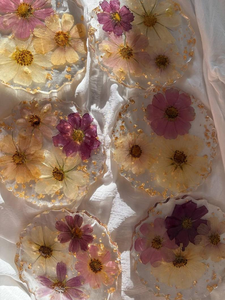 ที่รองแก้วเรซิ่นตกแต่งโต๊ะน้ำชาสไตล์อเมริกันศิลปะสมัยใหม่ คุณภาพสูง งานแฮนด์เมด ฝังกระดูก ดีไซน์ปรับแต่งได้ ทนทาน - Product Image 3