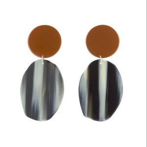 Pendientes de cuerno de búfalo de estilo Vintage de alta calidad para mujer, juego de fregona de resina de gran venta para niñas y mujeres - Product Image 1