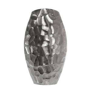 Vase à fleurs en aluminium fait à la main artistique avec des textures sculptées sophistiquées idéales pour améliorer l'esthétique du hall de l'hôtel - Product Image 3