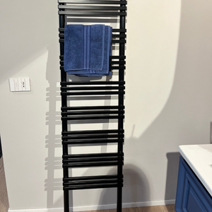 Radiador de toallas independiente de la marca italiana Premium, con peldaños planos en acero negro mate, moderno, para un calefacción eficiente - Product Image 6