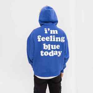 Sudadera con capucha estampada en relieve, elegante, con forro polar acogedor, costuras suaves y ajuste relajado perfecto para un estilo moderno y diario. - Product Image 4