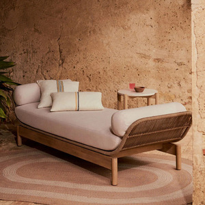 Elegante banco para exteriores con cuerda tejida moderna, marco de teca sólida y comodidad acolchada diseñada para la relajación al aire libre - Product Image 1