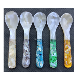 Mini cuillère en nacre pour l'échantillonnage du sel de moutarde et du caviar - Product Image 2