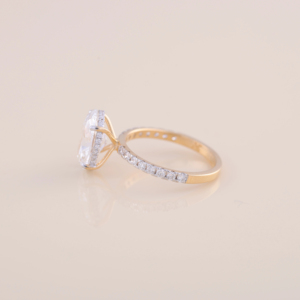 Anillo de compromiso con diamante ovalado cultivado en laboratorio de 3 quilates y pavé redondo de 0.506 quilates en oro amarillo, blanco y rosa de 14 quilates - Product Image 4