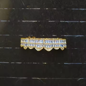 กริลล์ซ RUHA รูปทรงมรกต ได้รับการรับรองจาก IGI ชุบเงิน 925 ประดับเพชรแบบ Iced Out พร้อมลวดลายสลักลึก ผิวมันเงา - Product Image 5