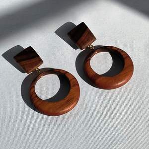 Boucles d'oreilles pendantes en bois, design léger, spécialement conçues pour les événements festifs - Product Image 2