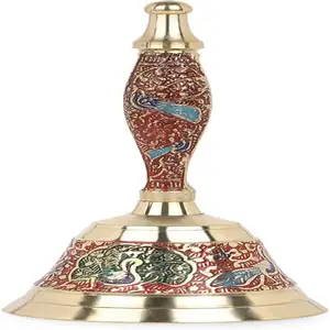 Tradizionale colorato musicale tenuto a mano campana d'ottone come Ghanti per la preghiera Puja Pooja feste indiane e natale rosso