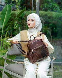 Mochila Moderna para Mujer Premium con Cuero Sintético y Efecto Cocodrilo, Cierre de Cremallera y Bolsillos Interiores y Exteriores Organizados - Product Image 2