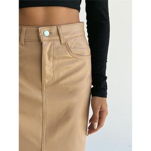 Falda de cuero beige para mujer con abertura - Product Image 3
