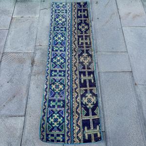 Alfombra Vintage de 1.4x5 pies, Alfombra Turca Pequeña, Alfombra Azul de Lana Marroquí - Product Image 1