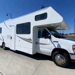 Autocaravana clásica blanca, poco usada, con cama, cocina, baño, aire acondicionado y sistema de entretenimiento para 4-6 personas. - Product Image 1