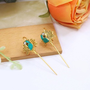 Boucles d'oreilles modernes de haute qualité, finition dorée, style élégant, aspect pierre, pour mariage, fête, collection pour femmes et filles - Product Image 1