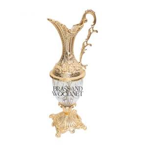 Pichet décoratif élégant en laiton doré et cristal avec une poignée sculptée ornée et une base classique pour les intérieurs de luxe - Product Image 1