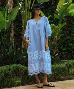 Vestido de mezcla de lino natural azul suave Grange con margaritas blancas Detalle de contraste Actualización Perenne Bestseller Método de tejido - Product Image 2