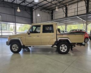 Toyota Land Cruiser 2021 Usada en Excelentes Condiciones, Doble Cabina, 6x6, Volante a la Derecha/Izquierda - Product Image 2