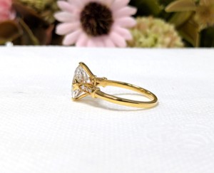 แหวนหมั้นสไตล์วินเทจประดับโมอิสซาไนต์ทรงรี 2.25 กะรัต ทองคำแท้ 14K สีเหลือง รับรองโดย IGI ตัวเรือนแบบหนามเตย ดีไซน์หรูหรา - Product Image 3