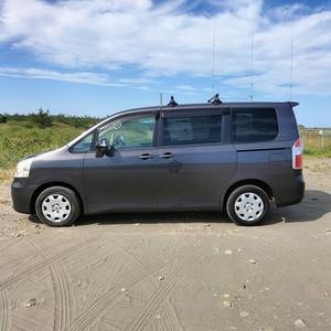 Toyota Noah SUV AWD 2023 Noir, Quasi Neuf, Intérieur Foncé en Cuir, Jantes R17, Boîte Automatique – À Vendre aux Émirats Arabes Unis - Product Image 5