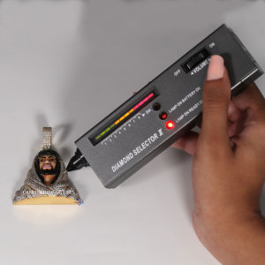 Elegante y popular diseño de hip hop en oro amarillo de 14 KT colgante de cabeza de Jesús de diamante cultivado en laboratorio con claridad VVS mejorada - Product Image 6