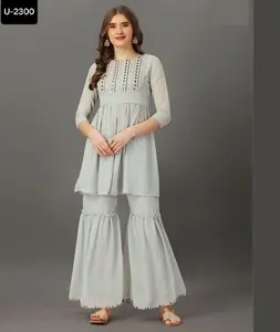 Ayna ile hint etnik giyim Georegtte iş boyun desen ve kadınlar için güzel dantel Kurtis ile Georgette Sharara giymek Suit